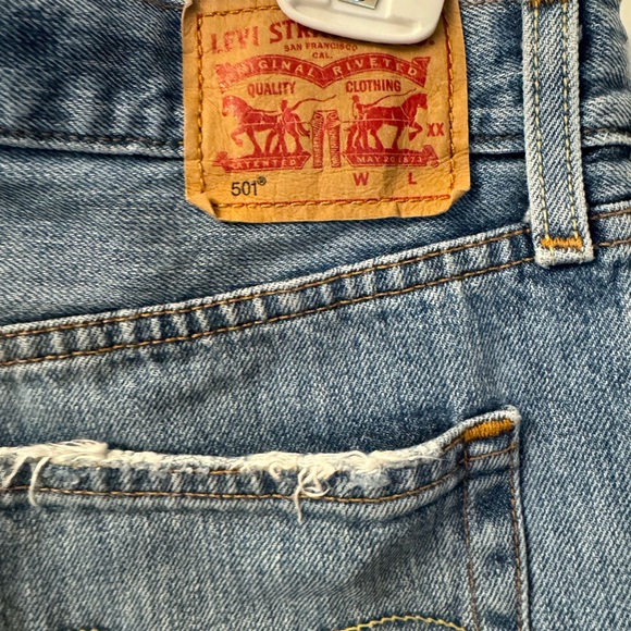 Levi’s 501 Jean Shorts - Picture 4 of 5